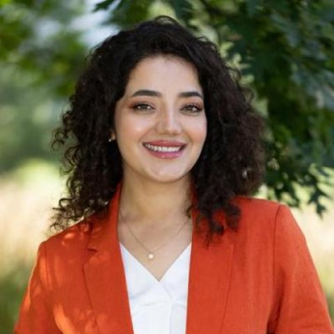 Elja Sharifi headshot
